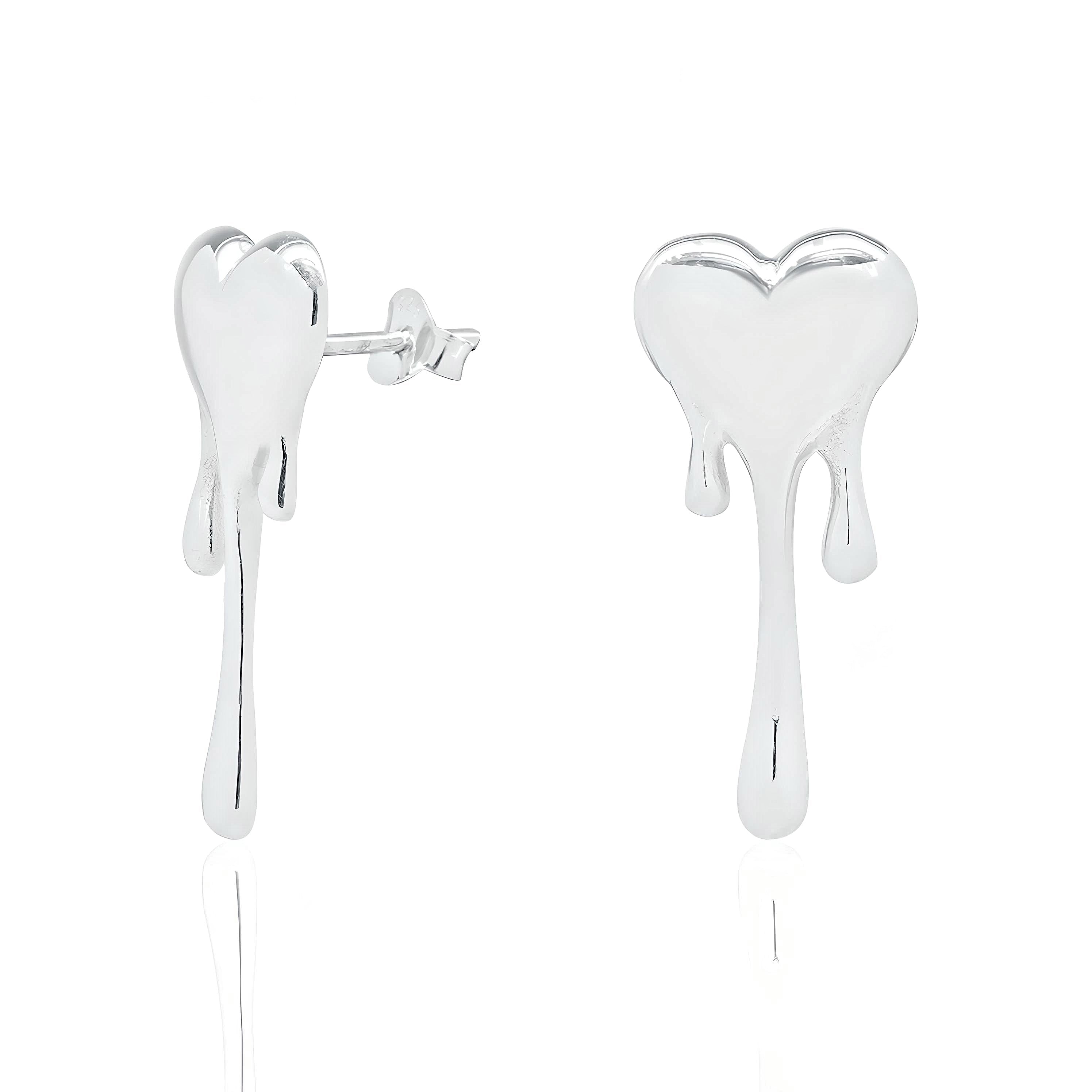 Small heart earring with a flowing shape